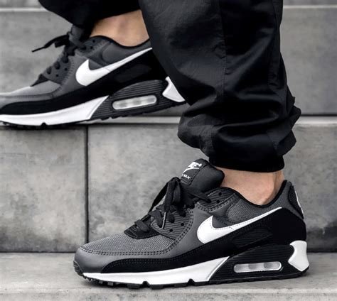 Nike Air Max 90 Sneaker (Men) 